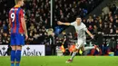 Gelandang Manchester United, Nemanja Matic berselebrasi setelah mencetak gol ke gawang Crystal Palace dalam lanjutan Liga Inggris di Stadion Selhurst Park, Senin (5/3). Matic sukses menyarangkan gol pertamanya untuk Manchester United. (Glyn KIRK/AFP)