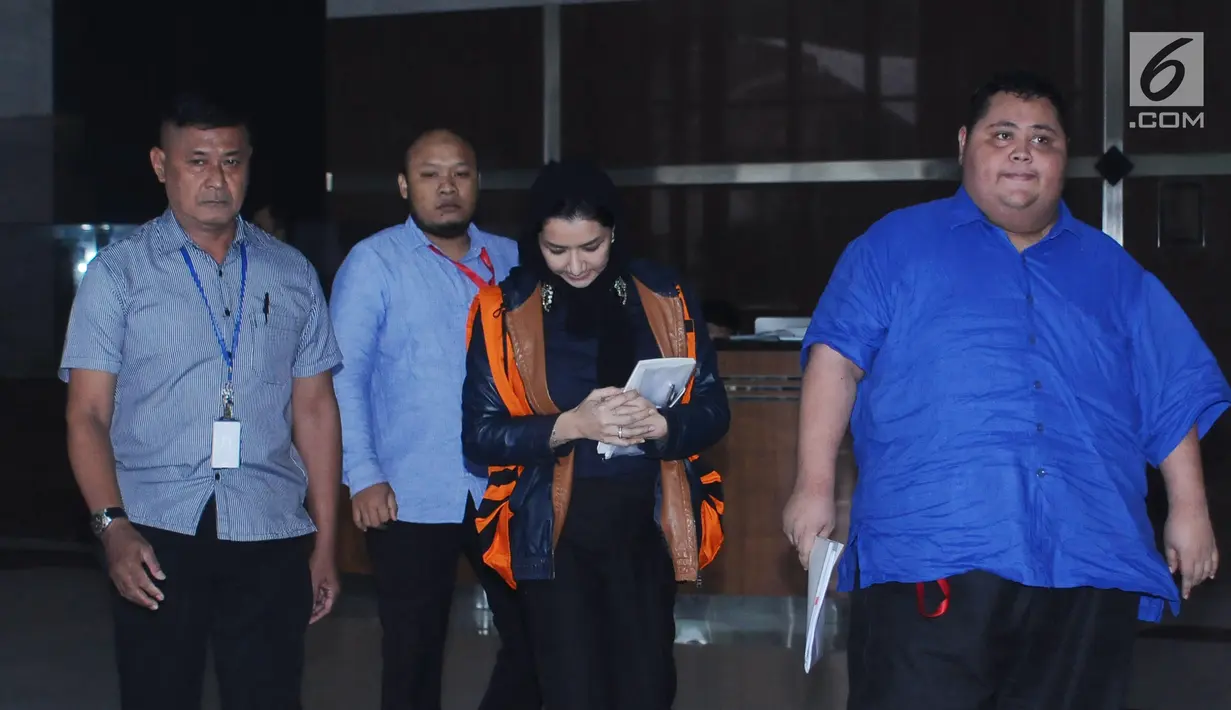Bupati Kukar, Rita Widyasari (ketiga kiri) tertunduk usai diperiksa KPK, Jakarta, Selasa (10/10). Rita diperiksa sebagai tersangka dugaan korupsi pemberian izin perkebunan kelapa sawit di Desa Kupang Baru, Kaltim. (Liputan6.com/Helmi Fithriansyah)