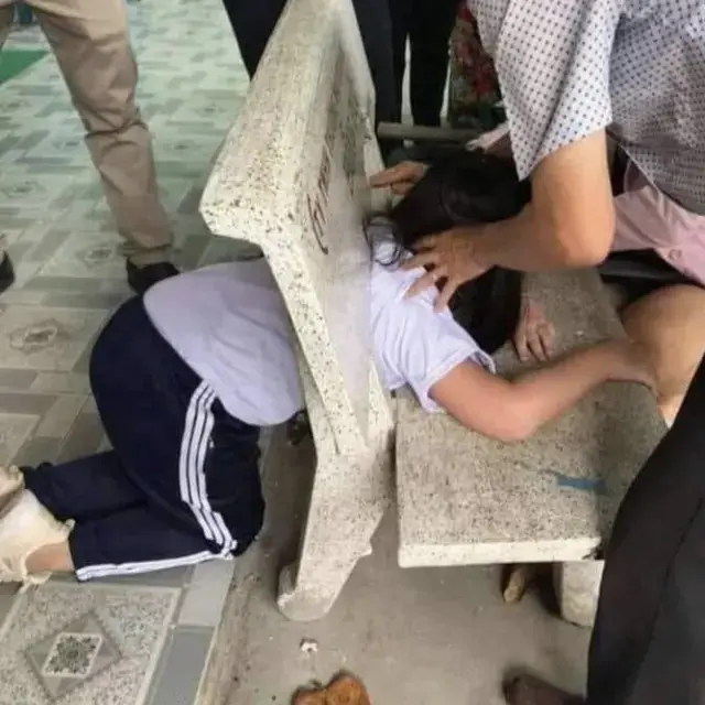 6 Momen Apes Kepala Bocah Tersangkut di Kursi, Bikin Bingung Banyak Orang