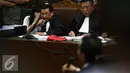 Jessica Kumala Wongso (kiri) berbisik dengan pengacaranya saat mengikuti persidangan lanjutan dengan agenda pemeriksaan saksi di Pengadilan Negeri Jakarta Pusat, Selasa (12/7). (Liputan6.com/Faizal Fanani)