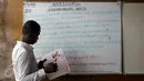 Seorang guru sedang memberikan pelajaran di sekolah terapung, Lagos Lagoon, Nigeria (29/2/2016). Tujuan dibangunnya sekolah terapung ini adalah untuk memberikan kesempatan kepada anak-anak miskin Nigeria. (Reuters/Akintunde Akinleye) 