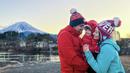 <p>Berlatat belakang gunung, Asmirandah tampil dengan jaket baby bluenya, sedangkan Jonas dan si kecil kompak dengan jaket merahnya.(Instagram/@asmirandah89)</p>