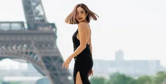 Liburan ke Paris, Gisella Anastasia mencuri perhatian dengan penampilannya saat menjalani pemotretan berlatar menara Eiffel. [Foto: IG./gisel_la].
