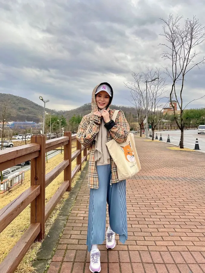 Gantikan Hijab, 8 Inspirasi Outfit Ayana Moon dengan Topi dan Hoodie