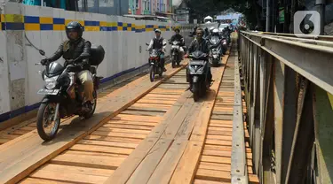 Pengendara motor melintas di jembatan darurat atau bailey Cikereteg di Jalan Raya Bogor-Sukabumi, Bogor, Jawa Barat, Senin (13/3/2023). Mulai Senin, (13/3/2023) jalur tersebut kembali dibuka hanya untuk kendaraan kecil dengan sistem buka tutup. (merdeka.com/Arie Basuki)