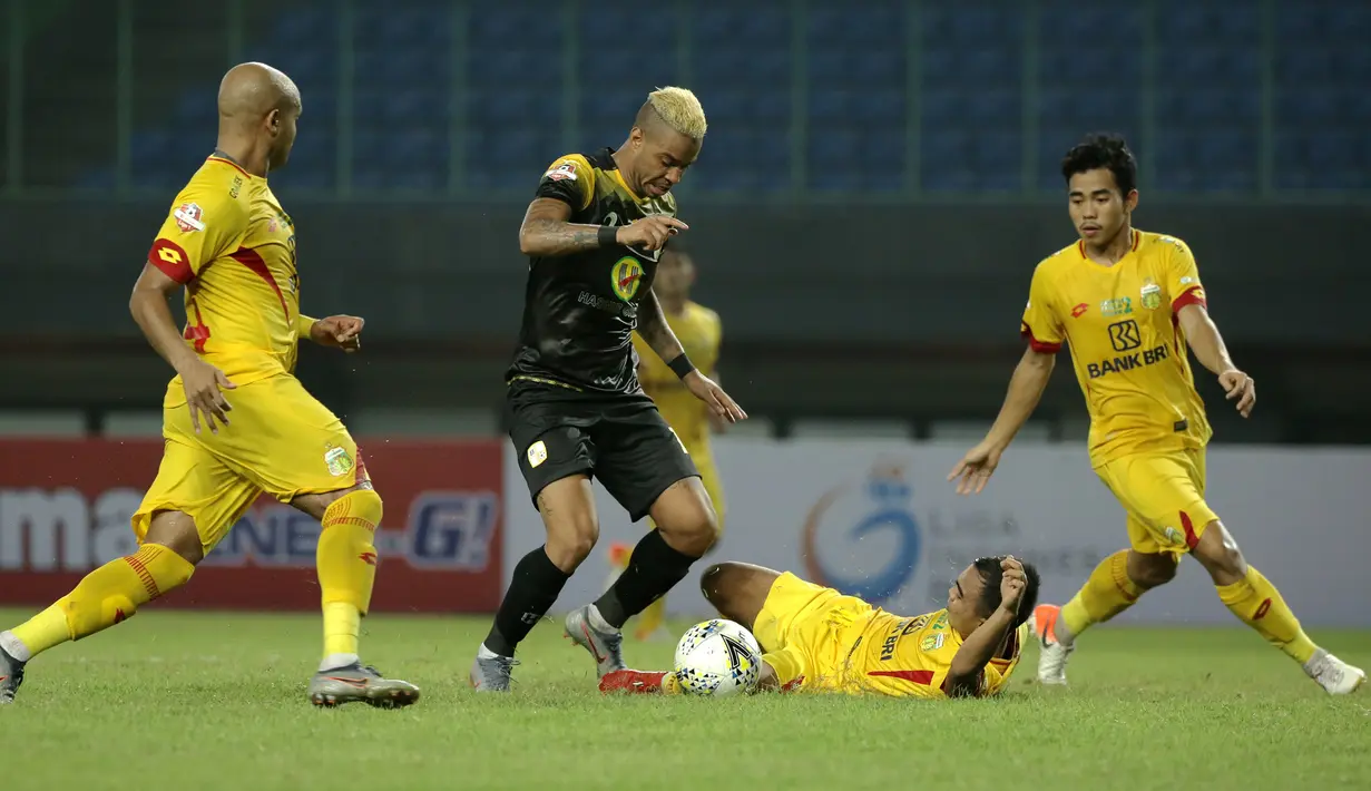 Striker Barito Putra, Rafael Silva, berusaha melewati kepungan pemain Bhayangkara FC pada laga Liga 1 2019 di Stadion Patriot, Bekasi, Selasa (29/5). Bhayangkara menang 4-2 atas Barito. (Bola.com/Yoppy Renato)