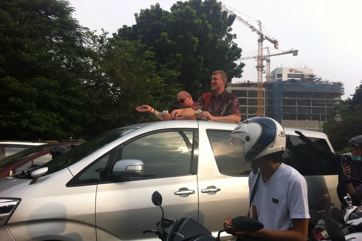Dari Atas Mobil, 2 Bule Ini 'Tebar' Dolar di Depan Gerbang Monas