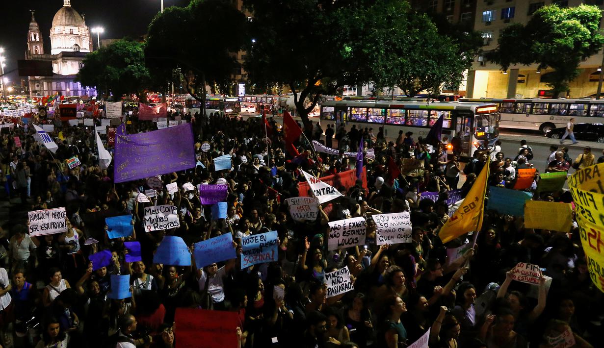Sejumlah demonstran saat menggelar aksi memprotes maraknya perkosaan dan kekerasan seksual terhadap perempuan di Rio de Janeiro, Brasil, (1/6). (REUTERS / Ricardo Moraes)