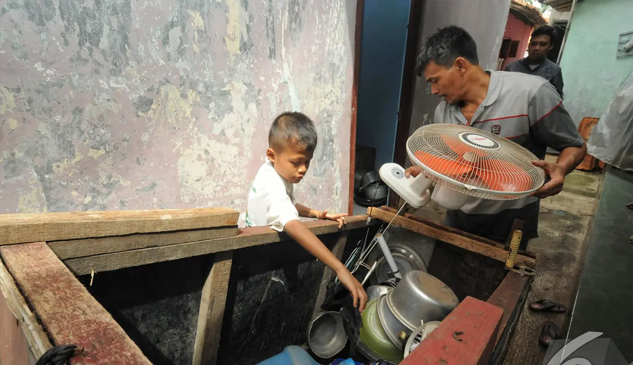 Barang-barang Sony Wakwaw dan keluarga sebagian diangkut dengan menggunakan gerobak saat pindah rumah di kawasan Cibubur, Jakarta Timur. Foto diambil pada Kamis (4/12/2014). (Liputan6.com/Herman Zakharia)