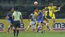 Pemain Persib berebut bola dengan pemain Sriwijaya FC dalam laga Torabika Soccer Championship 2016 di Stadion Si Jalak Harupat, Bandung, Sabtu (30/4/2016). (Bola.com/Vitalis Yogi Trisna)