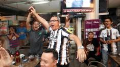 Sejumlah pendukung Newcastle United yang tergabung dalam Indo Toon Army melakukan selebrasi ketika Sean Longstaff mencetak gol penyeimbang 1-1 ke gawang Brighton saat Roaring Night Liga Inggris 2023/2024 di Triboon Kemang, Jakarta Selatan, Sabtu (11/05/2024). (Bola.com/Abdul Aziz)