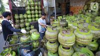 Pekerja menata tabung gas elpiji 3Kg di salah satu agen di kawasan Jakarta, Senin (13/6/2022). PT Pertamina (Persero) menerima tambahan belanja BBM dan LPG sebesar Rp235 miliar. Dengan tambahan alokasi subsidi tersebut, Pemerintah bersama Pertamina memastikan sampai hari ini harga Pertalite, Solar Bersubsidi dan LPG 3 Kg tidak naik. (Liputan6.com/Angga Yuniar)