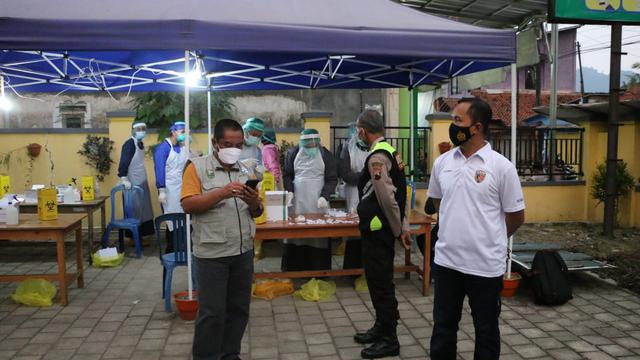 Seratusan lebih pemudik Kebumen diwajibkan menjalani rapid test antigen di Puskesmas sebelum pulang ke rumah. (Foto: Liputan6.com/Polres Kebumen)