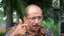 Mantan anggota DPR  Djamal Aziz Attamimi memberi keterangan usai bertemu penyidik KPK, Jakarta, Senin (16/4). Djamal rencananya akan diperiksa sebagai saksi tersangka anggota DPR Markus Nari. (Merdeka.com/Dwi Narwoko)