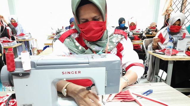 BLK Kendari menjahit 10 ribu masker untuk warga, mengantisipasi Corona covid-19.(Liputan6.com/Ahmad Akbar Fua)