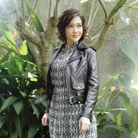 Gaya Maia Estianty pakai maxi dress dan rok panjang (Instagram @maiaestiantyreal)