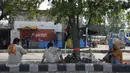 <p>Pedagang kaki lima beristirahat di bawah naungan pohon di sore musim panas yang terik di Jammu, India, Kamis (19/5/2022). Banyak bagian barat laut dan tengah India terus mengalami kondisi gelombang panas. (AP Photo/Channi Anand)</p>