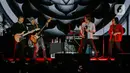 Penampilan grup band Dewa 19 saat berkolaborasi dengan Once Mekel, Ari Lasso, dan Dul Jaelani dalam Tamagochill (its’s time to go chill) di Tennis Indoor Senayan, Jakarta Pusat, pada Kamis (21/11/2019). Kolaborasi Dewa 19, Once, Ari Lasso, dan Dul memukau penonton. (Liputan6.com/Faizal Fanani)
