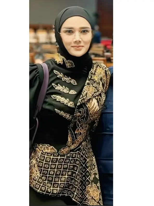 6 Outfit Batik Kantor Wanita Berjilbab ala Mulan Jameela, Elegan dan Stylish