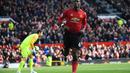 Selebrasi gol pertama Paul Pogba lewat eksekusi penalti pada laga lanjutan Premier League yang berlangsung di Stadion Old Trafford, Minggu (14/4). Man United menang 2-1 atas West Ham. (AFP/Paul Ellis)