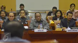 Kepala BIN Letjen TNI (Purn) Marciano Norman (tengah) bersama Kepala Lembaga Sandi Negara (Lemsaneg), Mayjen TNI Dr Djoko Setiadi (kanan) mengkuti Rapat Kerja dan RDP dengan Komisi I DPR, Jakarta, Senin (15/6/2015). (Liputan6.com/Andrian M Tunay)