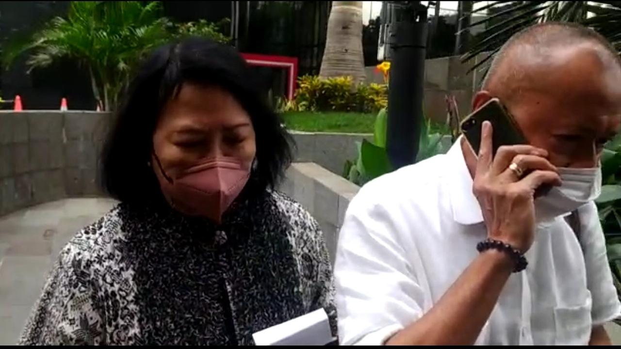 Istri mantan Gubernur Sumsel Alex Noerdin, Eliza usai menjalani pemeriksaan di Gedung KPK