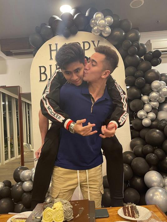 <p>Verrell Bramasta tak segan mencium pipi sang adik di momen perayaan ulang tahun. (Foto: Instagram/ bramastavrl)</p>