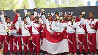 Altet polo air putra Indonesia merayakan kemenangan atas Filipina di SEA Games XXIX di National Aquatic Centre, Kuala Lumpur, Minggu (20/8). Tim Polo Air Indonesia menang dengan skor 12-5 atas Filipina. (Liputan6.com/Faizal Fanani)