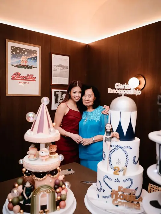 Pulasan kompleksi sederhana, dengan riasan mata yang juga sederhana, hadirkan kesar segar pada tampilan. [Foto: instagram/ Clarissa Tanoesoedibjo]