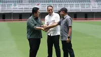 Zainudin Amali bersama Erick Thohir dan Wali Kota Surabaya Eri Cahyadi di Gelora Bung Tomo Surabaya. (Dian Kurniawan/Liputan6.com)