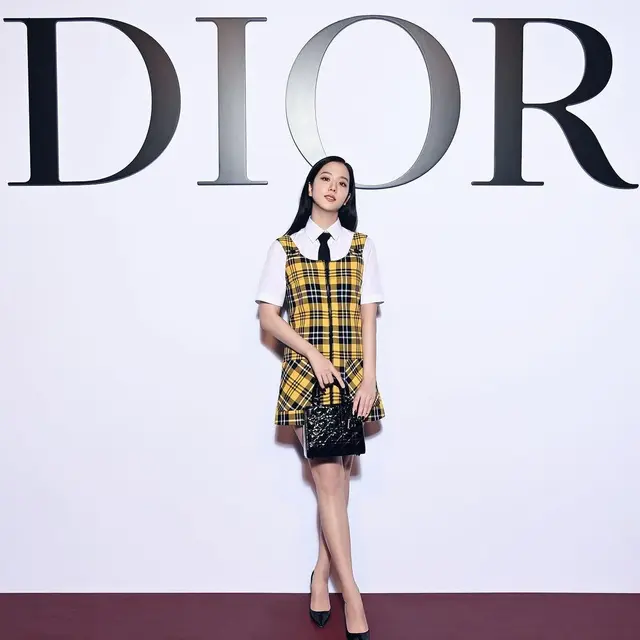 Jisoo BLACKPINK untuk Dior di Paris Fashion Week Autumn Winter 2022