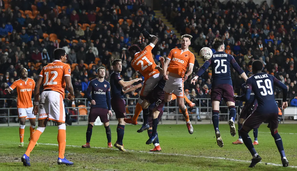 Kemelut terjadi di depan gawang Blackpool saat melawan Arsenal pada laga Piala FA di Stadion Bloomfield Road, Sabtu (5/1). Arsenal menang 3-0 atas Blackpool. (AFP/Paul Ellis)