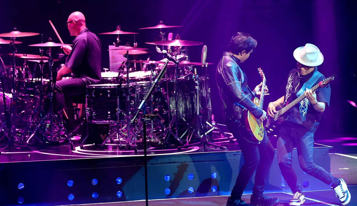 Konser ini tidak hanya merayakan 28 tahun eksistensi Padi Reborn di industri musik Tanah Air, tetapi juga menandai kembalinya mereka setelah vakum delapan tahun. Tampak dalam foto, grup band Padi Reborn saat tampil dalam Konser Dua Delapan yang digelar di Tennis Indoor, Gelora Bung Karno, Senayan, Jakarta, Sabtu (31/1/2026) malam. (Kapanlagi.com/Budy Santoso)