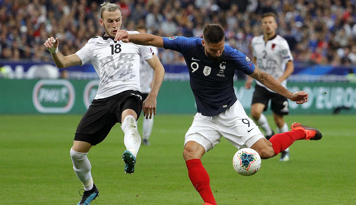 Striker Prancis, Olivier Giroud, berusaha melepaskan tendangan saat melawan Albania pada laga Kualifikasi Piala Eropa 2020 di Stade de France, Paris, Sabtu (7/9). Prancis menang 4-1 atas Albania. (AFP/Geoffroy Van Der Hasselt)