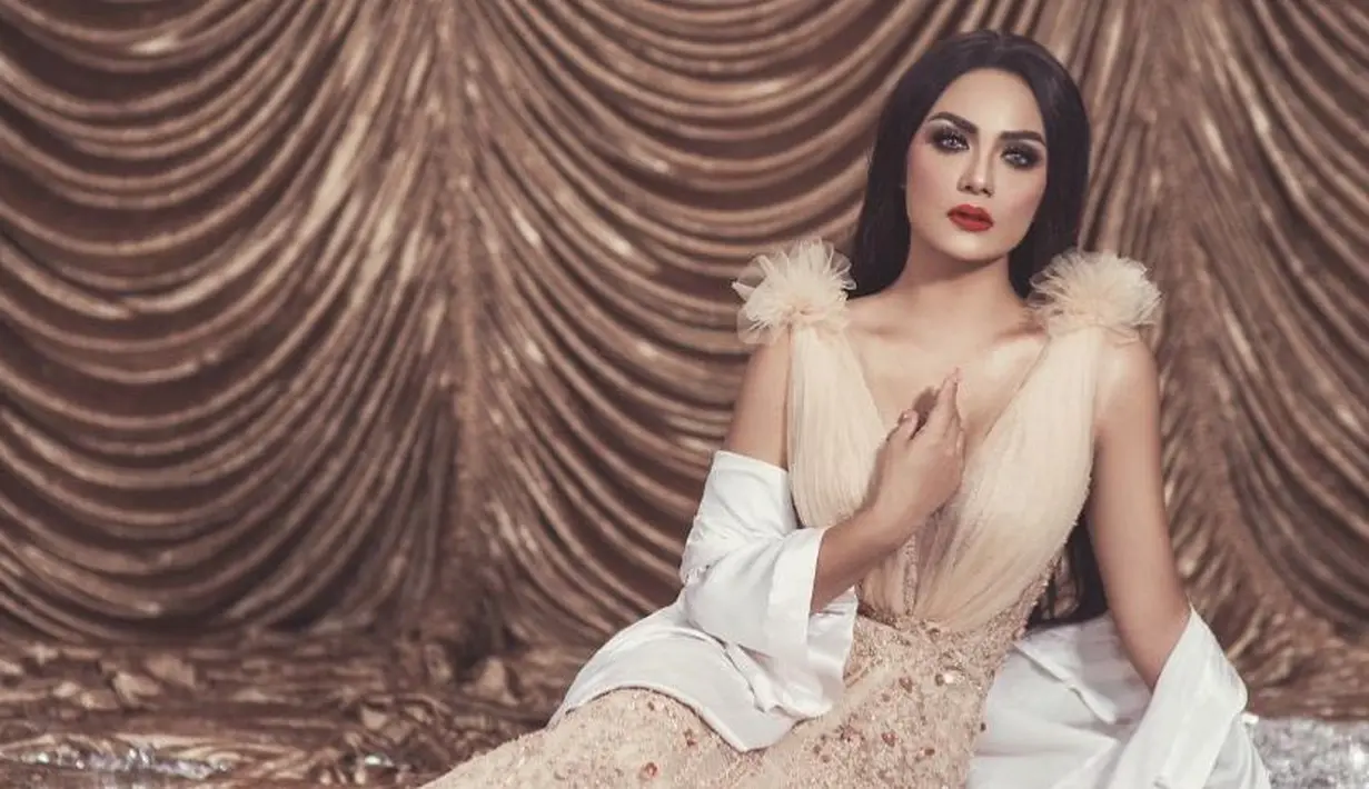 Bergaya glamor dan mewah sudah menjadi ciri khas dari diva pop Indonesia, Krisdayanti. Di setiap penampilannya, KD tak pernah lepas dari yang namanya makeup tebal di wajahnya. (Instagram/krisdayantilemos)