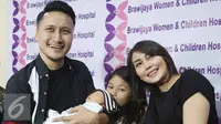 Arie Untung dan Fenita menggelar jumpa pers pasca kelahiran anak ke-3 mereka di RS Brawijaya, Jakarta, Kamis (25/8). Mereka dikaruniai anak ketiga dengan jenis kelamin laki-laki yang lahir di Jakarta, 23 Agustus 2016. (Liputan6.com/Herman Zakharia)
