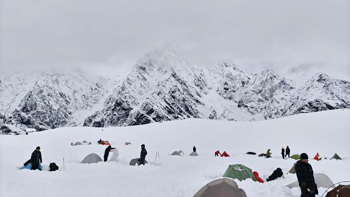 Pendaki Everest via Nepal dalam Sehari Cetak Rekor Terbanyak, Barisan Panjang di Zona Kematian