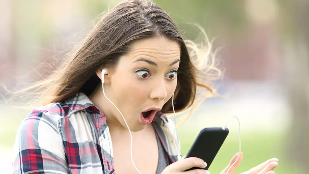 Sering Dengar Lagu dengan Headset, Bahayakan Pendengaran?