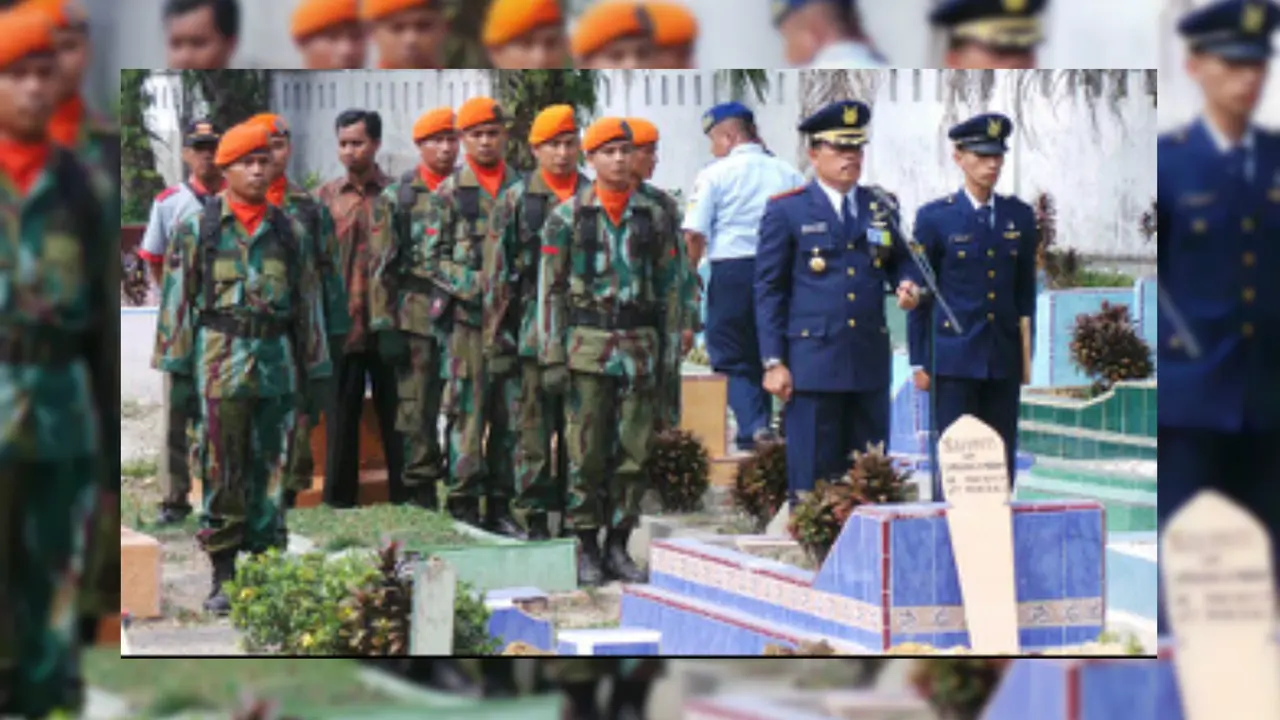 Pemakaman Serda Sugiyanto yang menjadi korban kecelakaan Pesawat Hercules C-130 di Medan, Sumatera Utara.