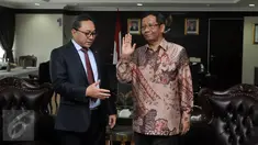 Ketua MPR Zulkifli Hasan (kiri) menerima kunjungan mantan Ketua MK Mahfud MD selaku perwakilan Asosiasi Pengajar Hukum Tata Negara (HTN) dan Hukum Administrasi Negara (HAN) di Kompleks Parlemen, Senayan, Jakarta, Selasa (13/10). (Liputan6.com/Johan Tallo)