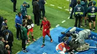 Cristiano Ronaldo mengekspresikan kekesalannya saat timnas Portugal ditahan imbang 1-1 oleh Islandia, Selasa (14/6/2016). (AFP)