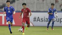 Bek Indonesia, Firza Andika, saat melawan Chinese Taipei pada laga AFC U-19 di SUGBK, Jakarta, Kamis (18/10/2018). Indonesia menang 3-1 atas Chinese Taipei. (Bola.com/M Iqbal Ichsan)