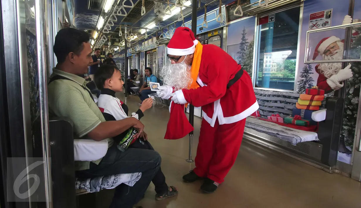 Sinterklas memberi hadiah kepada penumpang Kereta Commuter Line di Jakarta, Jumat (25/12/2015). Keberadaan Sinterklas ini merupakan bentuk pelayanan KCJ dalam memperingati hari Natal. (Liputan6.com/Angga Yuniar)
