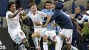 Aksi pemain Marseille, Florian Thauvin (tengah) merayakan gol bersama rekan setimnya saat melawan PSG pada lanjutan Ligue 1 di  Velodrome Stadium, Marseille, (22/10/2017). PSG bermain imbang 2-2 melawan Marseille. (AP/Claude Paris)