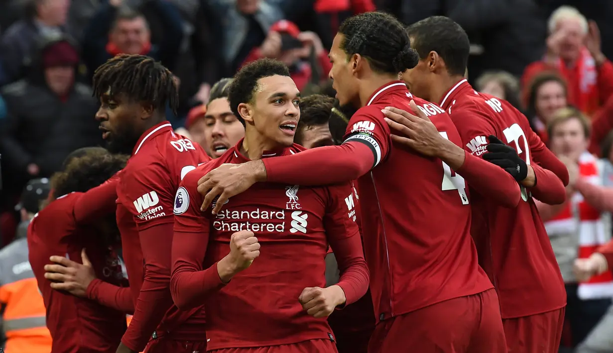 Selebrasi gol penentu kemenangan Liverpool pada laga lanjutan Premier League yang berlangsung di Stadion Anfield, Liverpool, Minggu (31/3). Liverpool menang 2-1 atas Tottenham Hotspur. (AFP/Paul Ellis)