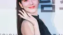 Rambut panjang lurus yang ditata rapi dengan poni rata (blunt bangs) memberikan sentuhan retro yang manis namun tetap modern.  [@actressjisoo24].