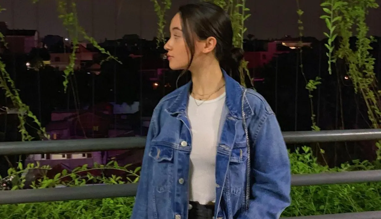 Dara 18 tahun ini beberapa kali terlihat menggunakan jaket denim di beberapa kesempatan. Menggunakan crop top berwarna putih, penampilan denim on denim Megan saat hangout ini jadi sorotan netizen. (Liputan6.com/IG/@megandomani1410)
