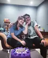 Pasangan selebriti Masayu Clara dan Qausar Harta Yunada menjadi orang tua sekaligus anak kembar. Belum lama ini, Qausar menceritakan pengalamannya sebagai orangtua dua anak sekaligus. Ia pun mengaku sempat pusing di minggu pertama. [Instagram/qausarhy]
