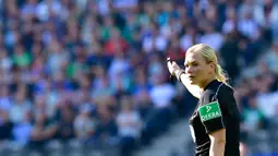 Wasit wanita, Bibiana Steinhaus saat membikan keputusan pada laga Bundesliga antara Hertha Berlin dan Werder Bremen di Berlin, Jerman (10/9/2017). Laga tersebut merupakan debut Bibiana Steinhaus. (AFP/Tobias Schwarz)