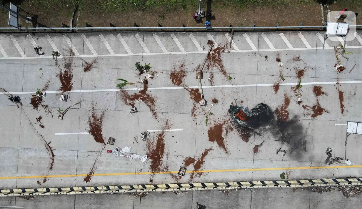 Foto udara menunjukkan suasana akses jalan menuju Gerbang Tol (GT) Jatikarya 1& 2, di Jalan tol Cimanggis-Cibitung, Bekasi, Jawa Barat, Rabu (8/2/2023). Dalam aksinya mereka menuntut Pengadilan Negeri Kota Bekasi segera menyelesaikan pembayaran atas penggunaan tanah untuk tol seluas 4,2 hektar. (Liputan6.com/Herman Zakharia)